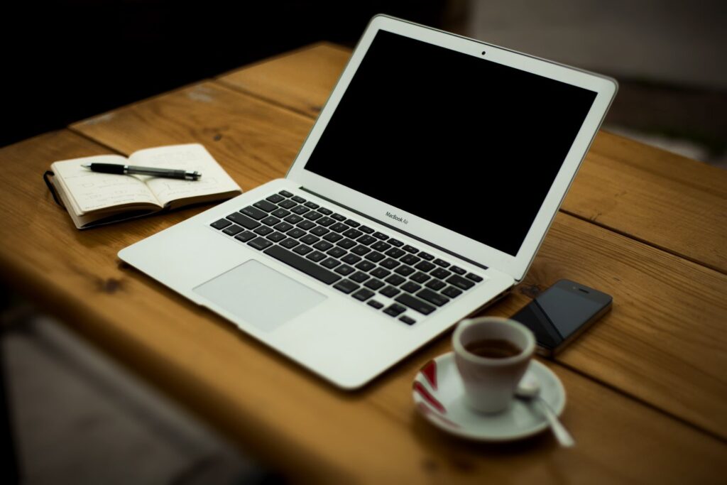 Arbeitsplatz mit Holzschreibtisch im Home-Office